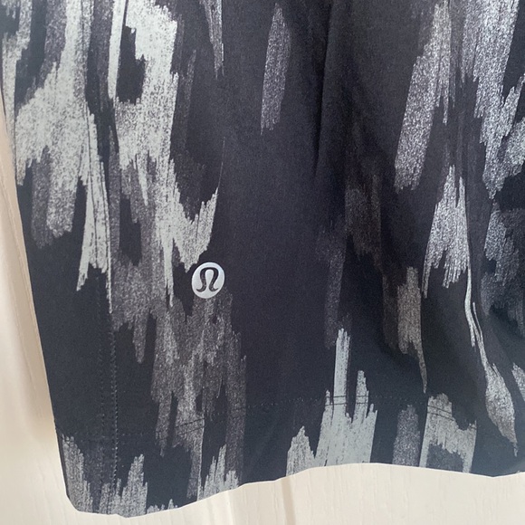 Lululemon T.H.E. Short * 9" Rock Face Mercury Black - Picture 6 of 8